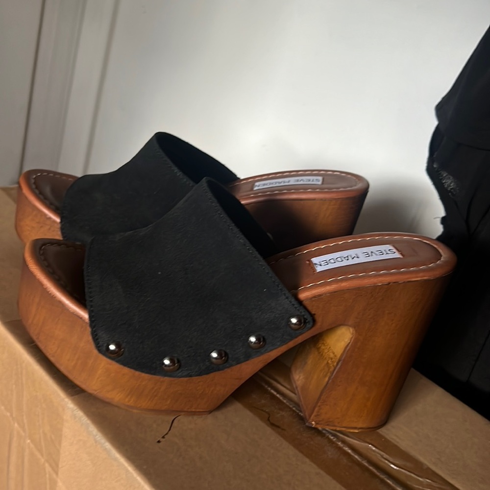 STEVE MADDEN
Freezia Platform Mule black suede